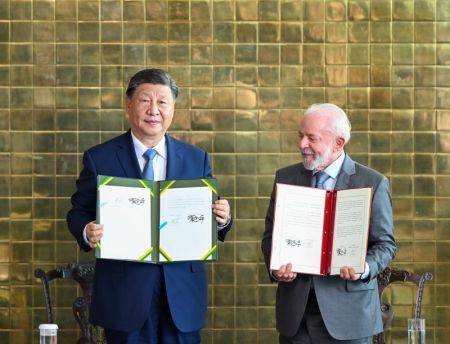 (miniature) Le président chinois Xi Jinping et son homologue brésilien Luiz Inacio Lula da Silva signent et publient une déclaration conjointe sur la construction conjointe de la communauté de destin Chine-Brésil pour un monde plus juste et une planète plus durable à Brasilia