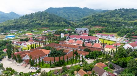 (miniature) Photo aérienne prise le 16 août 2024 montrant l'hôpital de Luang Prabang rénové par la Chine dans la province de Luang Prabang