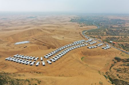 (miniature) Photo aérienne prise par un drone le 30 juillet 2024 montrant un camp de capsules hôtelières dans le site touristique du désert de Yinkentala de la bannière de Dalad