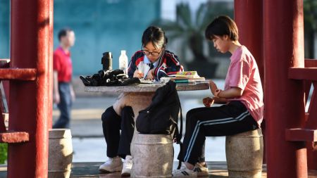 (miniature) Des candidates attendent d'entrer dans un site d'examen d'un lycée du district autonome Yao de Dahua