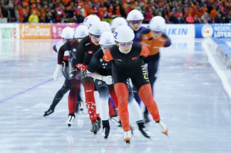 (miniature) Chen Aoyu (au premier plan) à la demi-finale du départ groupé féminin aux Championnats du monde de patinage de vitesse de l'ISU à Heerenveen