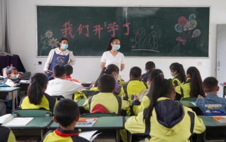 (miniature) Des élèves en classe dans une école primaire du district de Luding