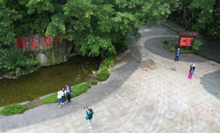 (miniature) Des touristes visitent la section Wuzhishan du parc national de la forêt tropicale humide de Hainan