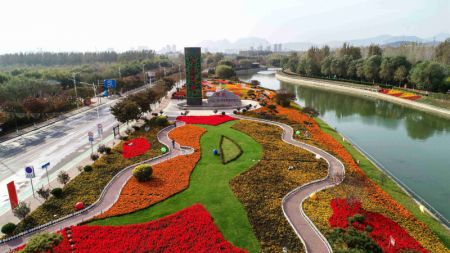 (miniature) Photo aérienne du paysage automnal dans l'arrondissement de Luquan à Shijiazhuang