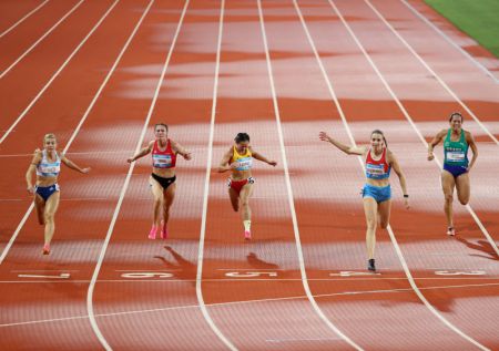 (miniature) La Luxembourgeoise Patrizia Van Der Weken (2e à droite) franchit la ligne d'arrivée lors de la finale du 100m femmes de la 31e édition estivale des Jeux mondiaux universitaires de la FISU