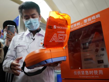 (miniature) Un employé du centre médical d'urgence de Beijing présente un défibrillateur automatique externe (DAE) à Beijing