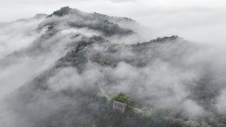 (miniature) Photo prise par un drone d'une section de la Grande Muraille enveloppée de nuages dans le district de Xinglong de la ville de Chengde