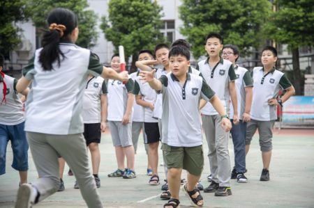 (miniature) Des élèves participent à une course de relais dans une école primaire à Wuhan