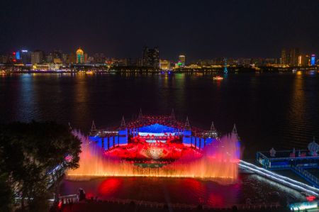 (miniature) Le spectacle Encounter Harbin au bord de la rivière Songhua