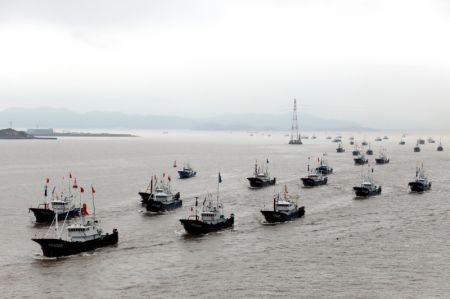 (miniature) Des bateaux de pêche naviguent en mer de Chine orientale à Zhoushan