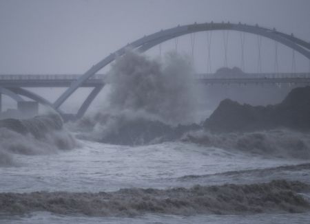 (miniature) De hautes vagues provoquées par le typhon Chanthu