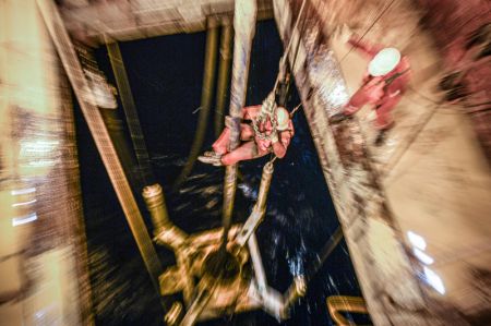 (miniature) Des travailleurs sur la plate-forme p&eacute;troli&egrave;re en mer