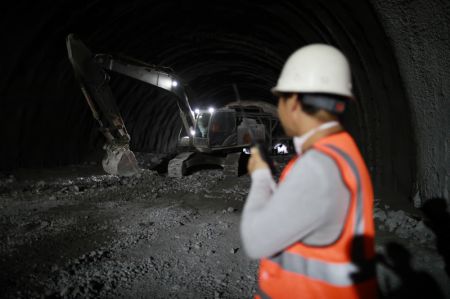 (miniature) Un ouvrier travaille dans le tunnel de Qingmiaozhai de la ligne ferroviaire &agrave; grande vitesse Guiyang-Nanning