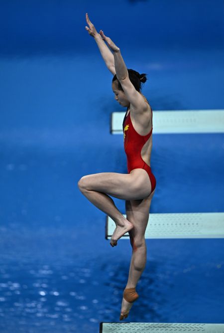 (miniature) Photo prise le 9 août 2024 montrant la Chinoise Chang Yani lors de la finale du tremplin féminin de 3m en plongeon aux Jeux olympiques de Paris 2024 à Saint-Denis