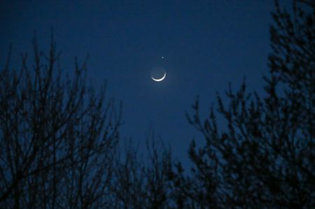 (miniature) Photo prise à Beijing de la planète Vénus et d'un croissant de lune