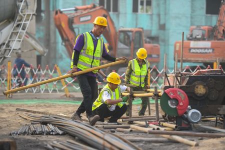 (miniature) Des ouvriers sur un chantier à Baotou