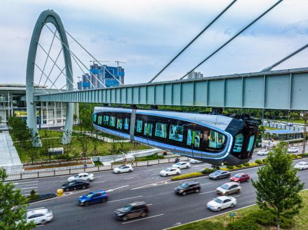 (miniature) Photo aérienne d'un train sur une ligne pour monorail suspendu