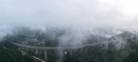 (miniature) Le grand pont de Shitouzhai sur l'autoroute Guiyang-Huangping