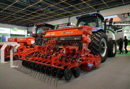 (miniature) Des machines agricoles exposées lors de la Conférence mondiale sur l'innovation agroalimentaire 2024 (World Agrifood Innovation Conference