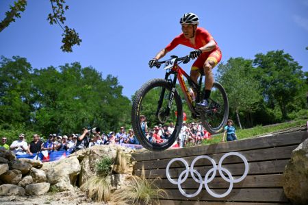 (miniature) Le Chinois Mi Jiujiang participe à l'épreuve de cross-country hommes aux Jeux olympiques de Paris 2024 à Paris