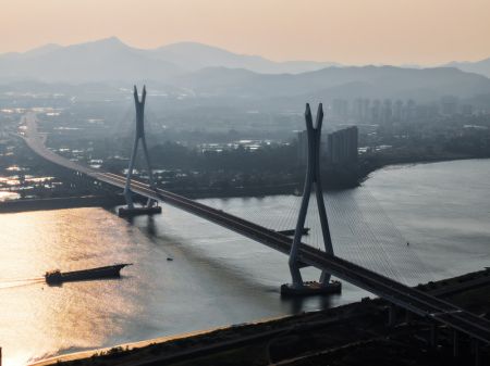 (miniature) Une photo aérienne prise par un drone le 21 novembre 2024 montrant une vue du super pont de Fulong Xijiang à Foshan