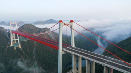 (miniature) Photo a&eacute;rienne prise le 28 mars 2022 du grand pont de Yangbaoshan de l'autoroute Guiyang-Huangping
