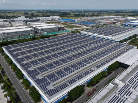 (miniature) Photo prise par un drone de panneaux solaires sur le toit d'une usine dans un parc industriel à Yangzhou