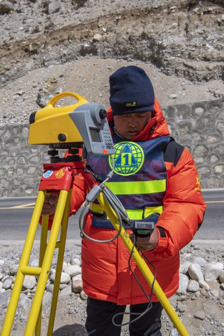 (miniature) Un membre de l'équipe de mesure procède au nivellement dans le district de Tingri de la région autonome du Tibet