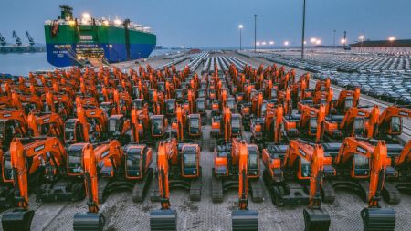 (miniature) Photo aérienne de véhicules en attente d'expédition au port de Yantai