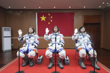 (miniature) Une c&eacute;r&eacute;monie d'au revoir pour les trois astronautes chinois de la mission spatiale habit&eacute;e Shenzhou-14