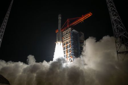 (miniature) Un groupe de satellites est lancé par une fusée porteuse Longue Marche-6 modifiée depuis le Centre de lancement de satellites de Taiyuan