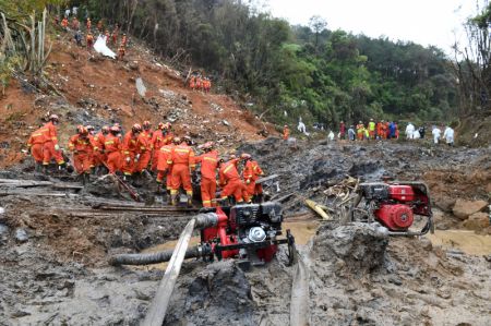 (miniature) Des secouristes effectuent le travail de recherche et de secours sur le site d'un crash dans le district de Tengxian de la région autonome Zhuang du Guangxi