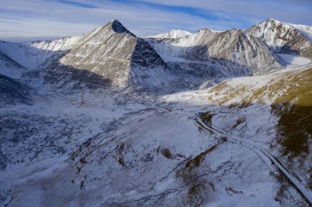 (miniature) Photo aérienne du Tianshan Shengli Daban enneigé dans