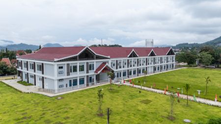 (miniature) Photo aérienne prise le 16 août 2024 montrant le bâtiment de chirurgie de l'hôpital de Luang Prabang rénové par la Chine dans la province de Luang Prabang