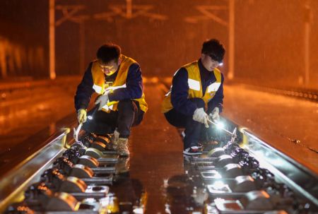 (miniature) Des membres du personnel vérifient des équipements à la gare du Sud de Tongren