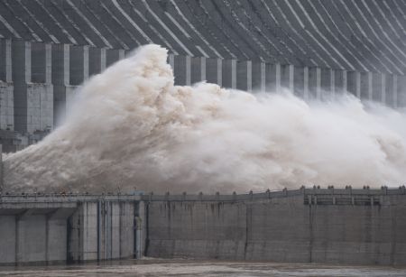 (miniature) Photo montrant les eaux de crue déversées depuis le barrage des Trois Gorges