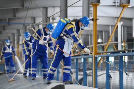 (miniature) Des travailleurs nettoient le toit du train No