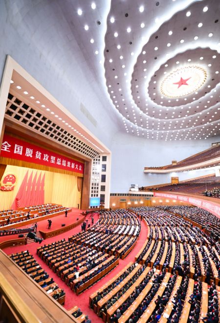(miniature) Un grand rassemblement est organis&eacute; pour marquer les r&eacute;alisations du pays en mati&egrave;re d'&eacute;radication de la pauvret&eacute; et faire l'&eacute;loge des mod&egrave;les dans cette cause au Grand Palais du Peuple &agrave; Beijing