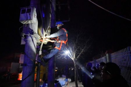 (miniature) Des employés réparent des installations de distribution de l'électricité à l'extérieur d'un hôpital dans le district autonome Bao'an