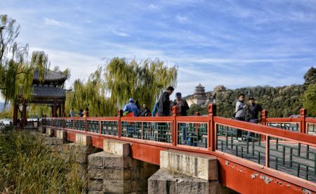 (miniature) Des touristes admirent le paysage d'automne au Palais d'été à Beijing