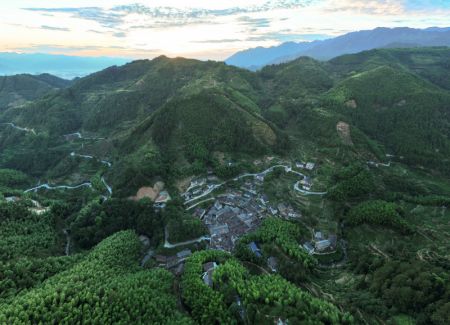 (miniature) Photo de drone du village de Songzhuang du district de Songyang