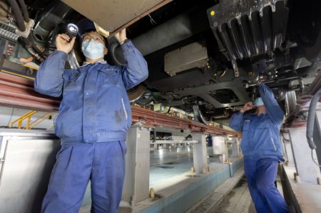 (miniature) Des ouvriers effectuent des travaux d'entretien au dépôt de trains à grande vitesse de Hongqiao