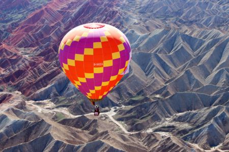 (miniature) Un montgolfière dans le parc géologique national de Danxia
