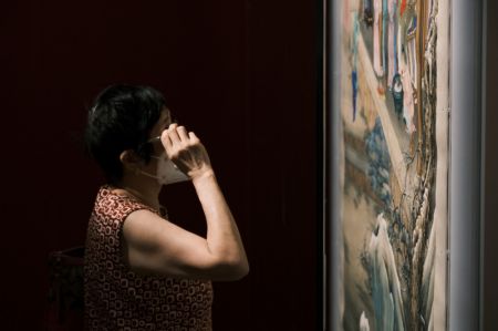 (miniature) Une femme visite le musée du Palais de Hong Kong