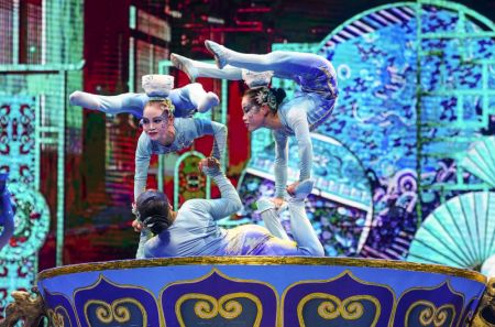(miniature) Des actrices se produisent lors d'un spectacle acrobatique à Beijing