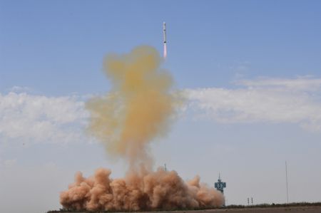 (miniature) Une fusée porteuse Longue Marche-2D