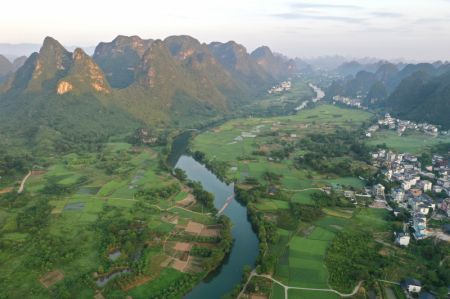 (miniature) Paysage le long du fleuve Yulong