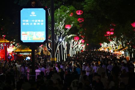 (miniature) Des touristes visitent la zone touristique de Datang Everbright City à Xi'an