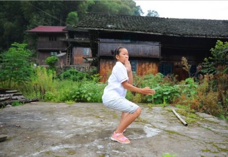 (miniature) fillette faisant du kung-fu