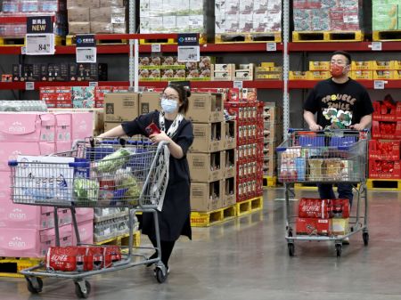 (miniature) Des clients font leurs courses dans un magasin Sam's Club du bourg de Beicai